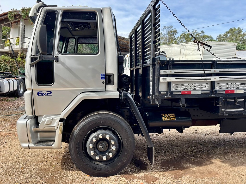 Caminhão FORD CARGO 2422 Carroceria ANO 2011 de Peregrino Caminhões no Paraná