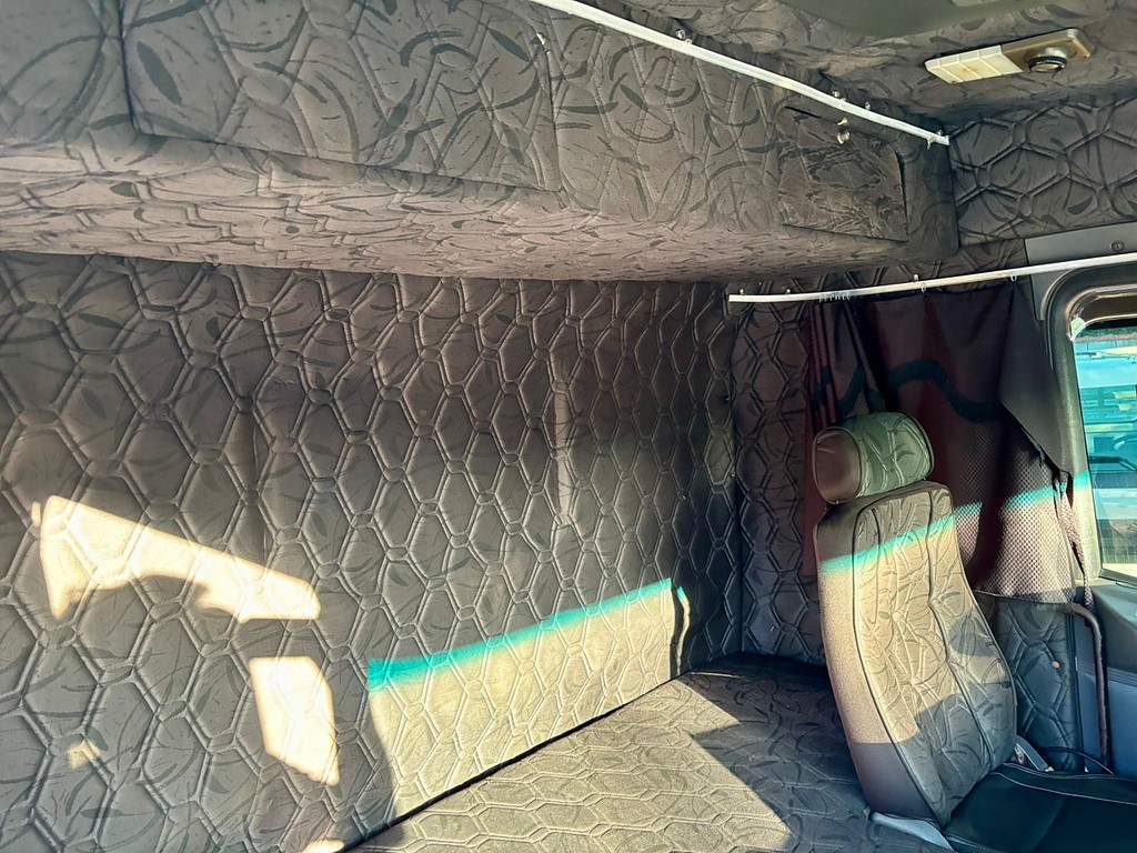 Caminhão SCANIA 124 360 Cavalo Mecânico ANO 2001 de Peregrino Caminhões no Paraná