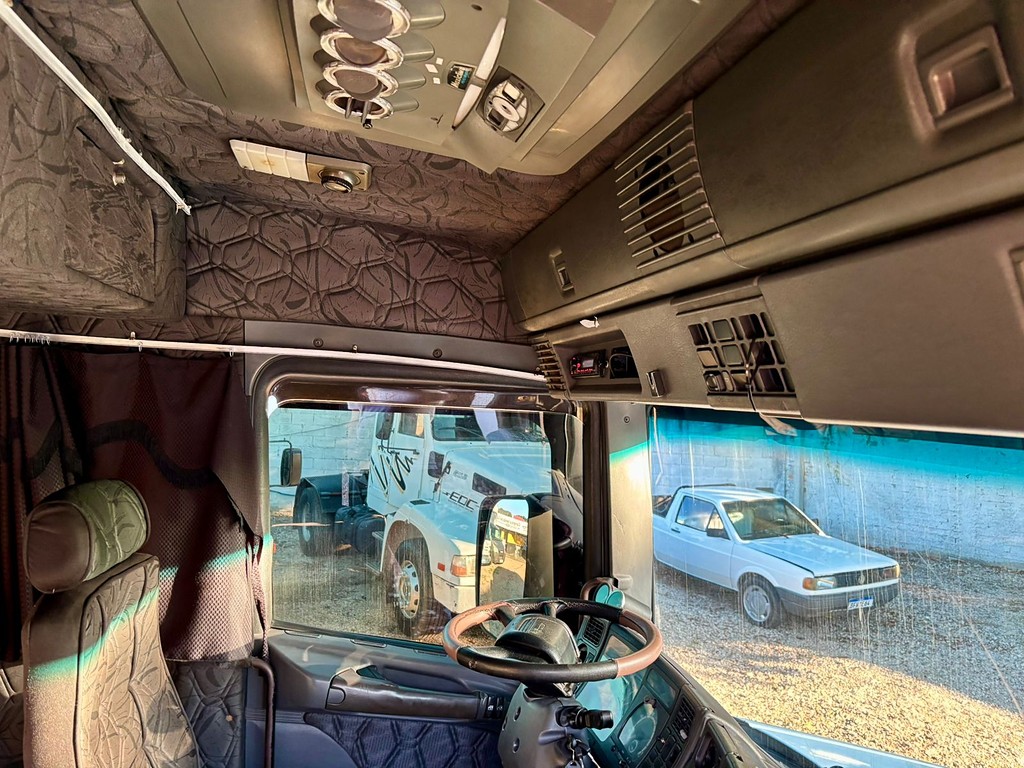 Caminhão SCANIA 124 360 Cavalo Mecânico ANO 2001 de Peregrino Caminhões no Paraná