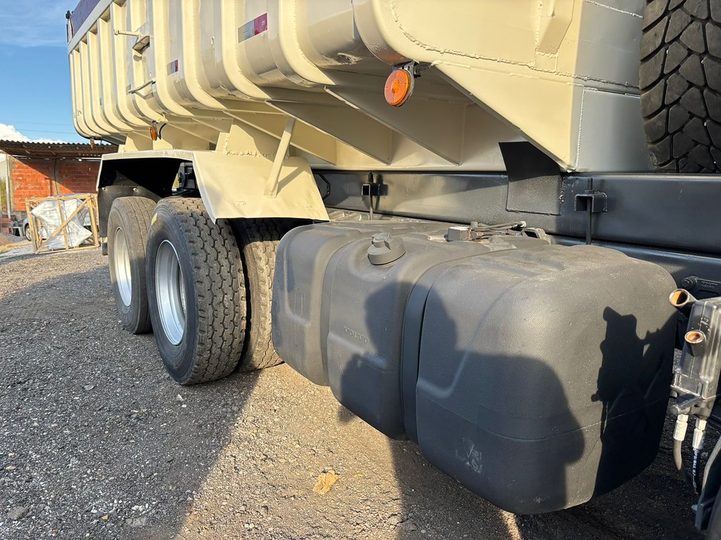 Caminhão VOLVO VM 260 Caçamba Basculante ANO 2008 de Peregrino Caminhões no Paraná