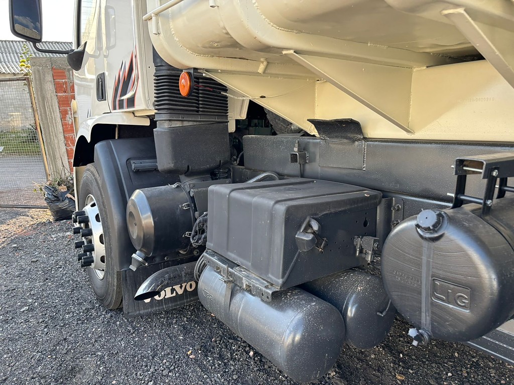 Caminhão VOLVO VM 260 Caçamba Basculante ANO 2008 de Peregrino Caminhões no Paraná