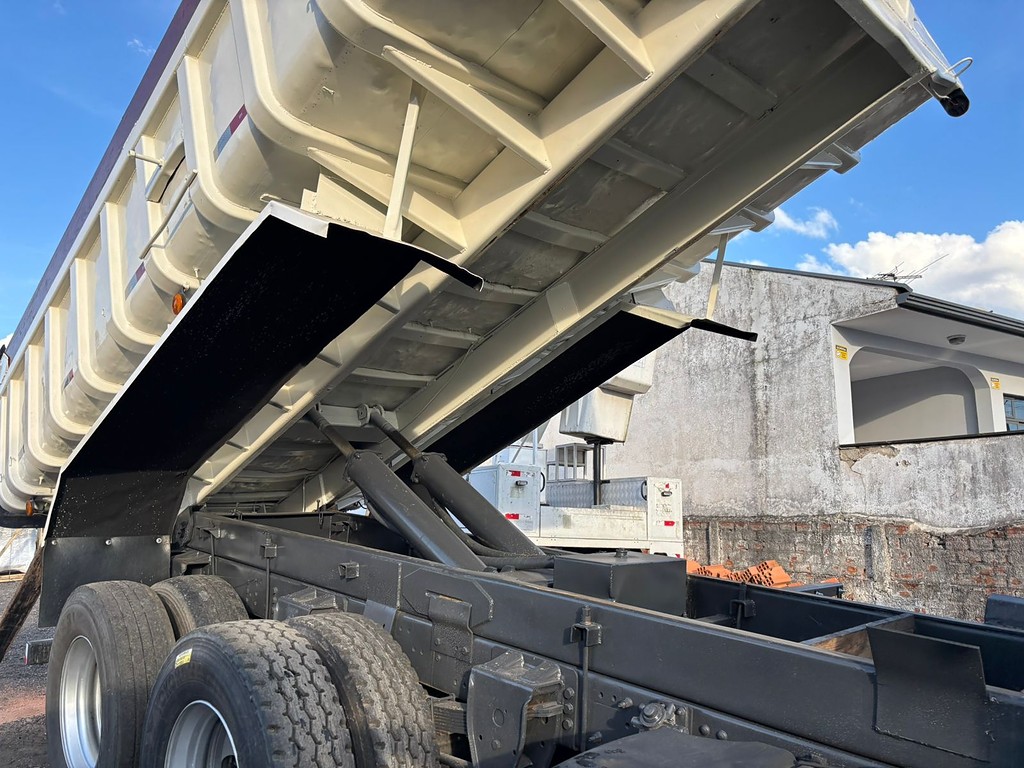 Caminhão VOLVO VM 260 Caçamba Basculante ANO 2008 de Peregrino Caminhões no Paraná
