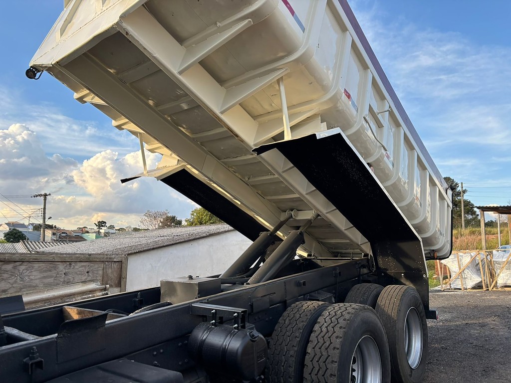 Caminhão VOLVO VM 260 Caçamba Basculante ANO 2008 de Peregrino Caminhões no Paraná
