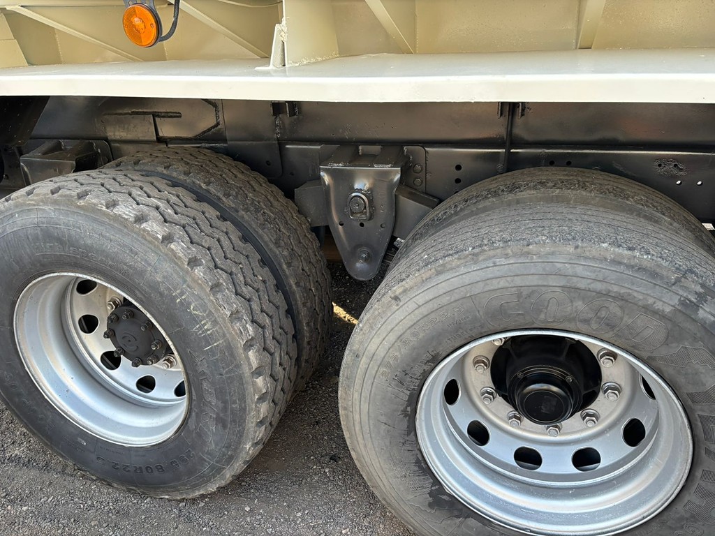 Caminhão VOLVO VM 260 Caçamba Basculante ANO 2008 de Peregrino Caminhões no Paraná