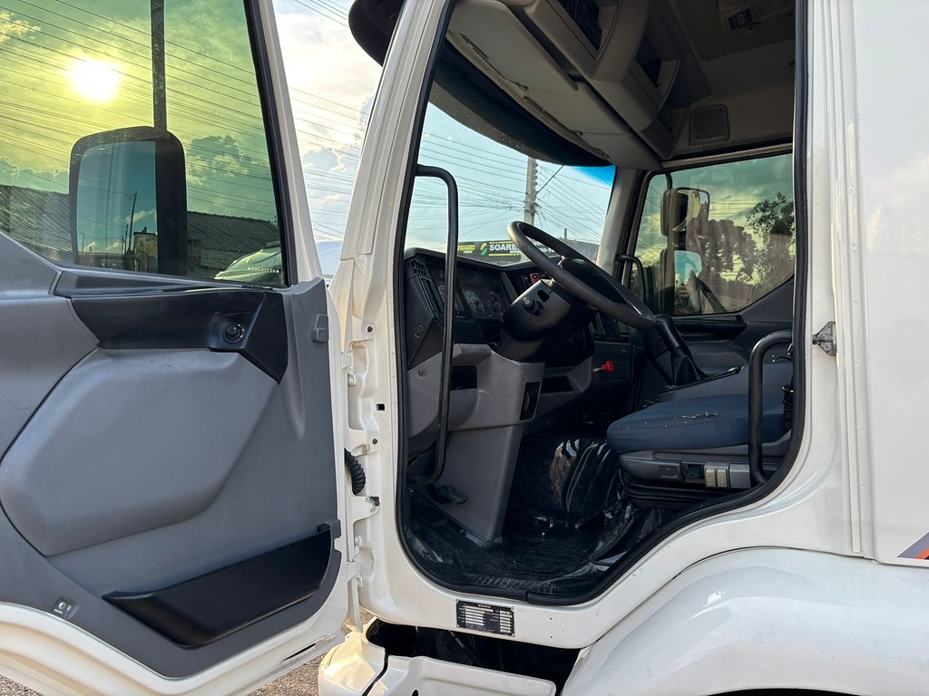 Caminhão VOLVO VM 260 Caçamba Basculante ANO 2008 de Peregrino Caminhões no Paraná