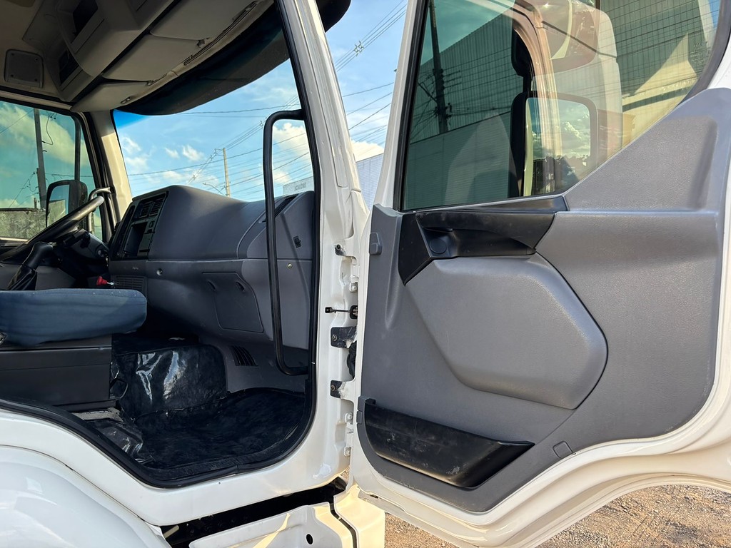 Caminhão VOLVO VM 260 Caçamba Basculante ANO 2008 de Peregrino Caminhões no Paraná