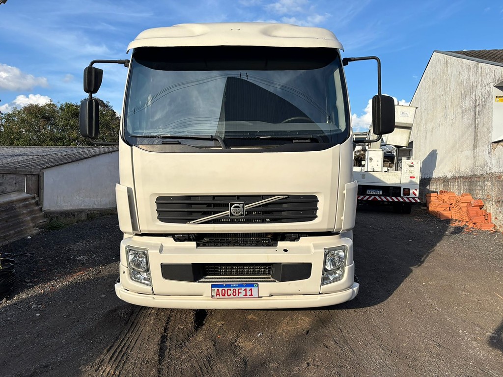 Caminhão VOLVO VM 260 Caçamba Basculante ANO 2008 de Peregrino Caminhões no Paraná