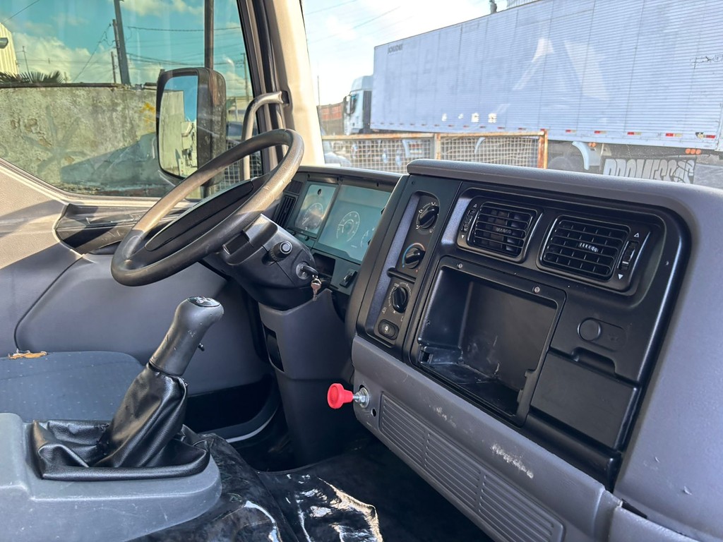 Caminhão VOLVO VM 260 Caçamba Basculante ANO 2008 de Peregrino Caminhões no Paraná