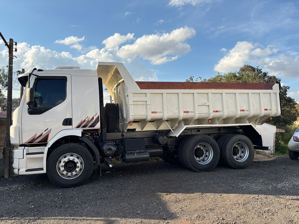 Caminhão VOLVO VM 260 Caçamba Basculante ANO 2008 de Peregrino Caminhões no Paraná