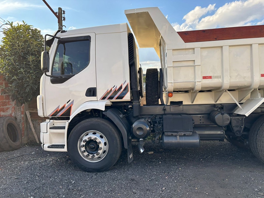 Caminhão VOLVO VM 260 Caçamba Basculante ANO 2008 de Peregrino Caminhões no Paraná