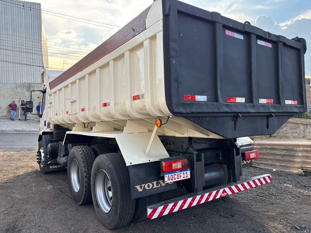 Caminhão VOLVO VM 260 Caçamba Basculante ANO 2008 de Peregrino Caminhões no Paraná