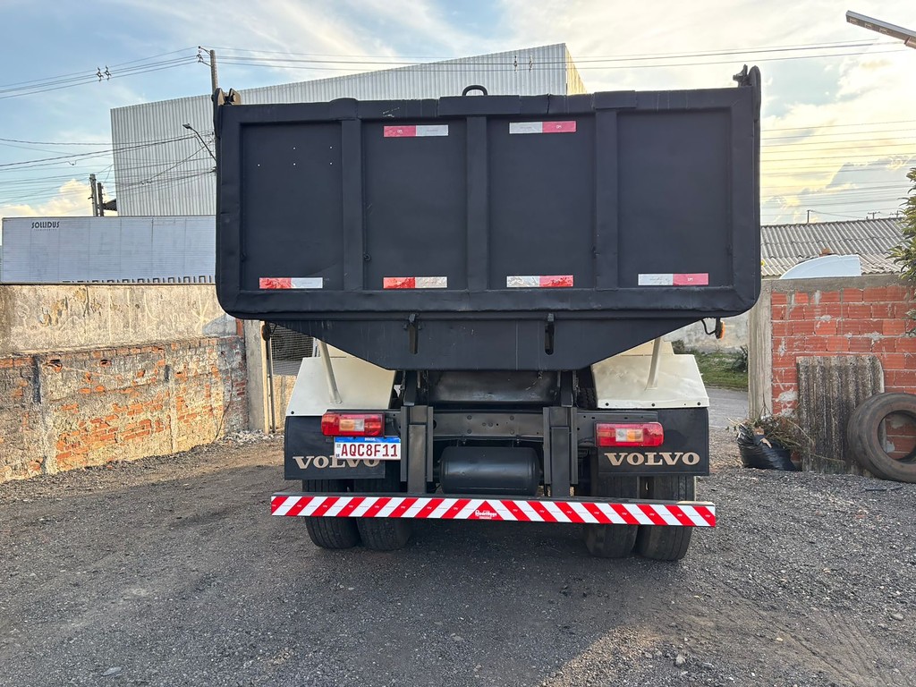 Caminhão VOLVO VM 260 Caçamba Basculante ANO 2008 de Peregrino Caminhões no Paraná