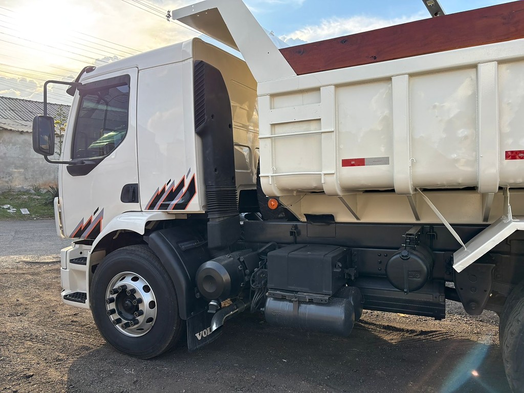 Caminhão VOLVO VM 260 Caçamba Basculante ANO 2008 de Peregrino Caminhões no Paraná