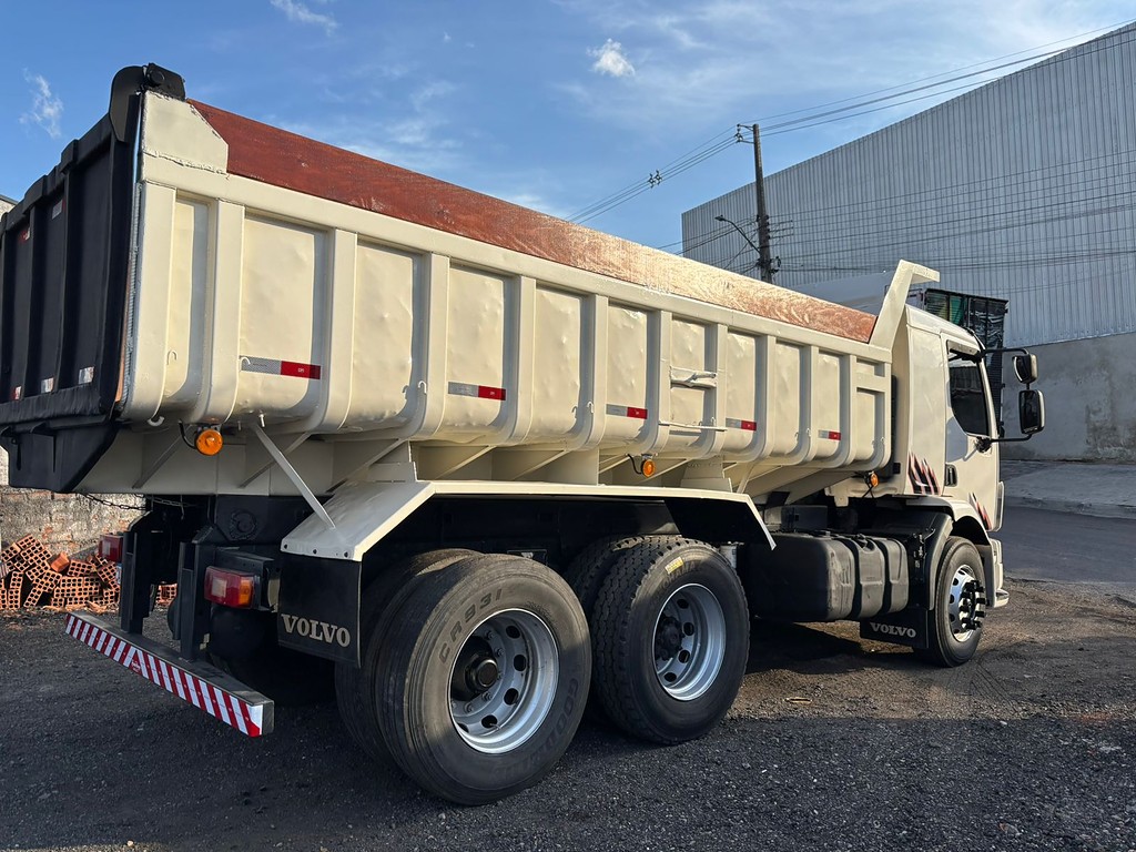 Caminhão VOLVO VM 260 Caçamba Basculante ANO 2008 de Peregrino Caminhões no Paraná