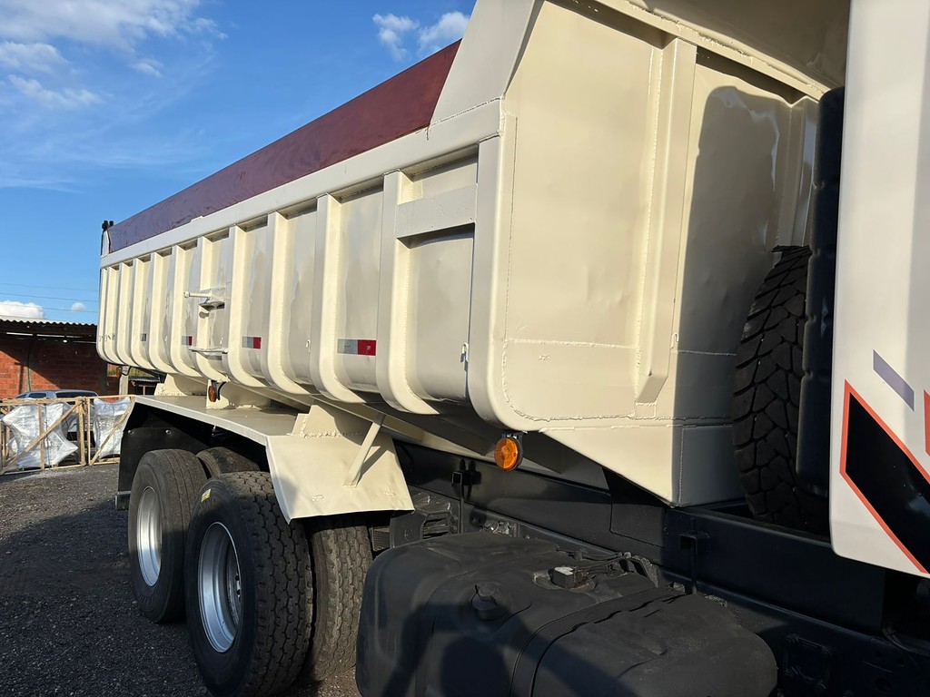Caminhão VOLVO VM 260 Caçamba Basculante ANO 2008 de Peregrino Caminhões no Paraná