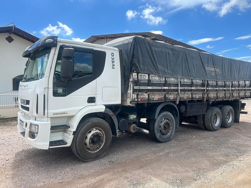Caminhão IVECO TECTOR 240E25 Graneleiro ANO 2011