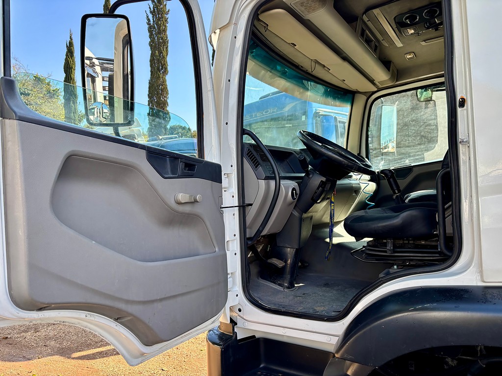 Caminhão VOLKSWAGEN VW 24250 Baú Sider ANO 2010 de Peregrino Caminhões no Paraná
