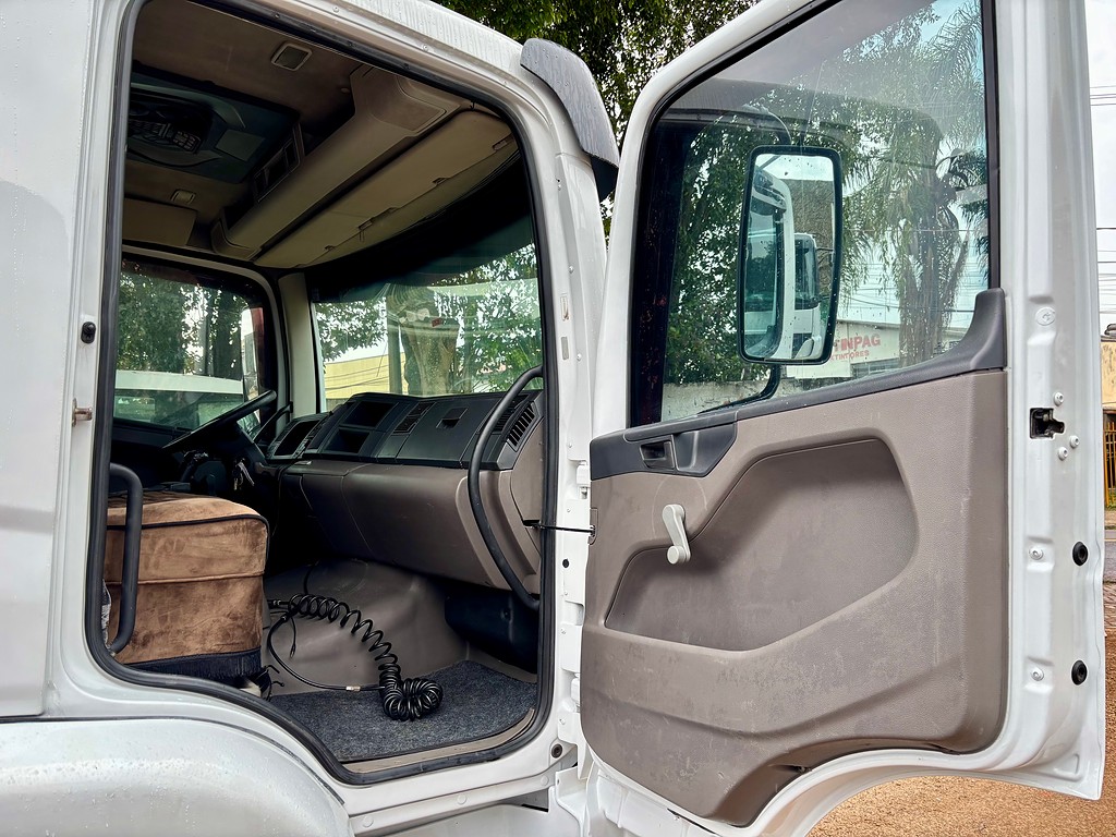 Caminhão VOLKSWAGEN VW 24280 Carga Seca ANO 2013 de Peregrino Caminhões no Paraná