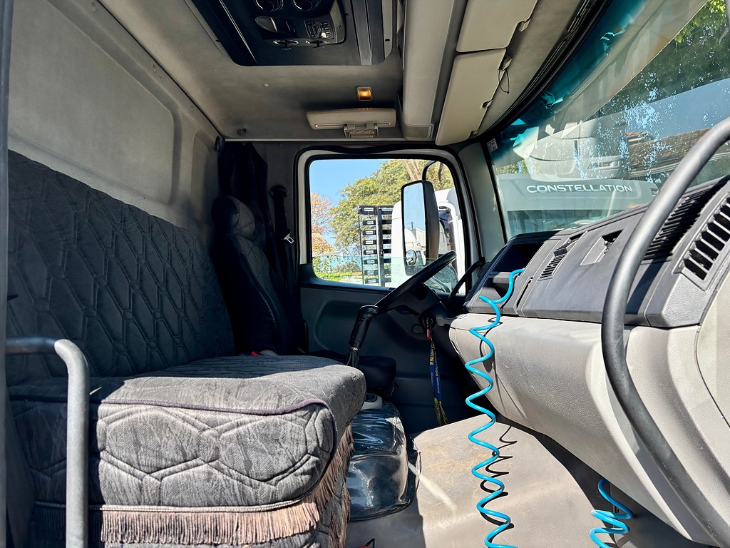 Caminhão VOLKSWAGEN VW 24250 Baú Sider ANO 2010 de Peregrino Caminhões no Paraná