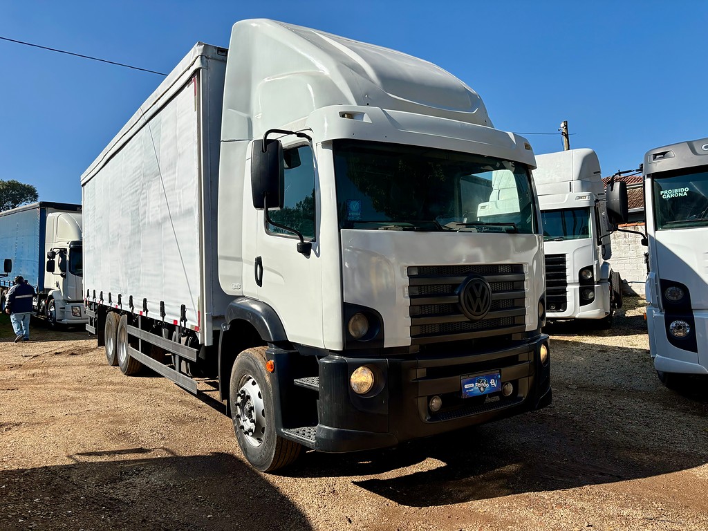 Caminhão VOLKSWAGEN VW 24250 Baú Sider ANO 2010 de Peregrino Caminhões no Paraná