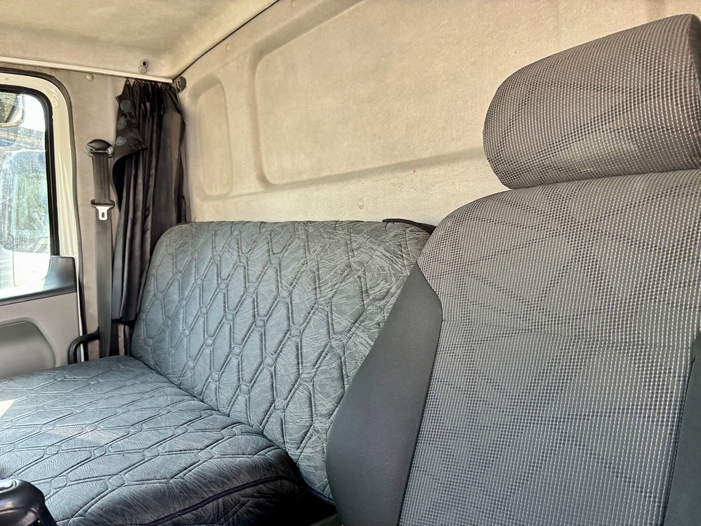 Caminhão VOLKSWAGEN VW 24250 Baú Sider ANO 2010 de Peregrino Caminhões no Paraná
