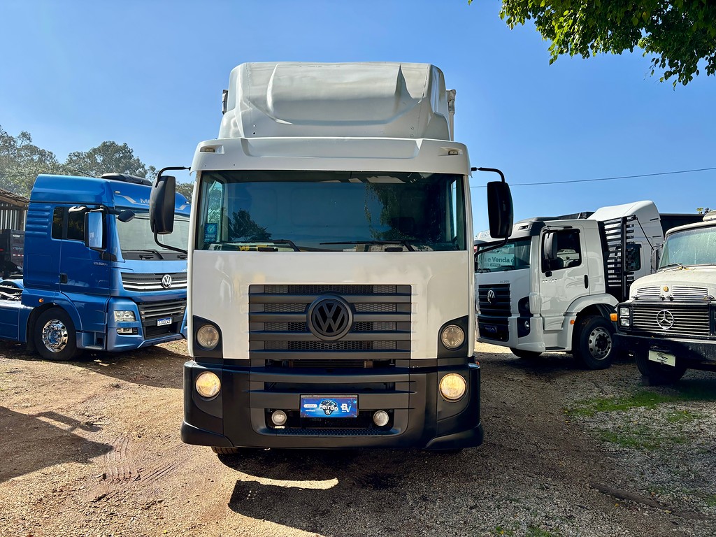 Caminhão VOLKSWAGEN VW 24250 Baú Sider ANO 2010 de Peregrino Caminhões no Paraná