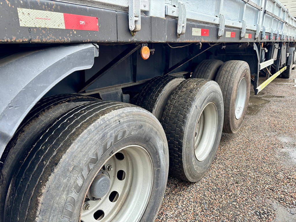 Carreta SEMI-REBOQUE BOBINEIRO Randon ANO 2011 3 Eixos de Peregrino Caminhões no Paraná