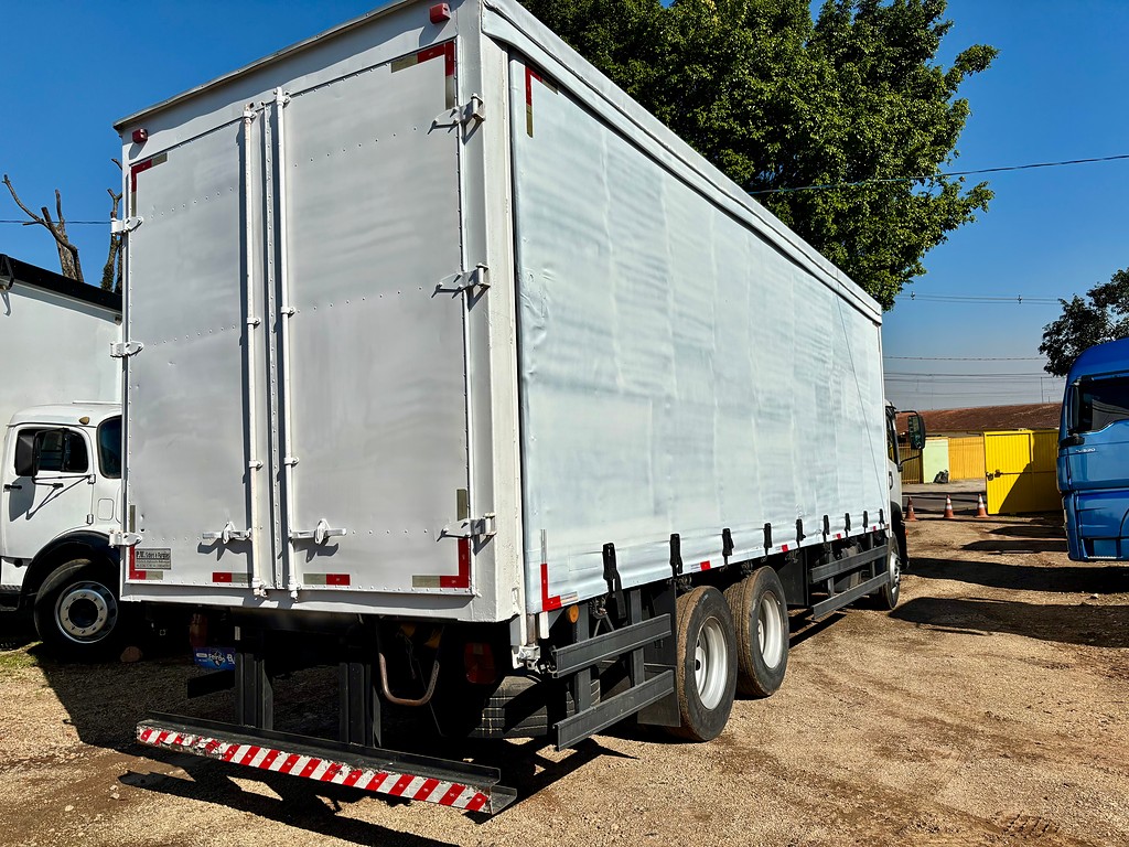 Caminhão VOLKSWAGEN VW 24250 Baú Sider ANO 2010 de Peregrino Caminhões no Paraná