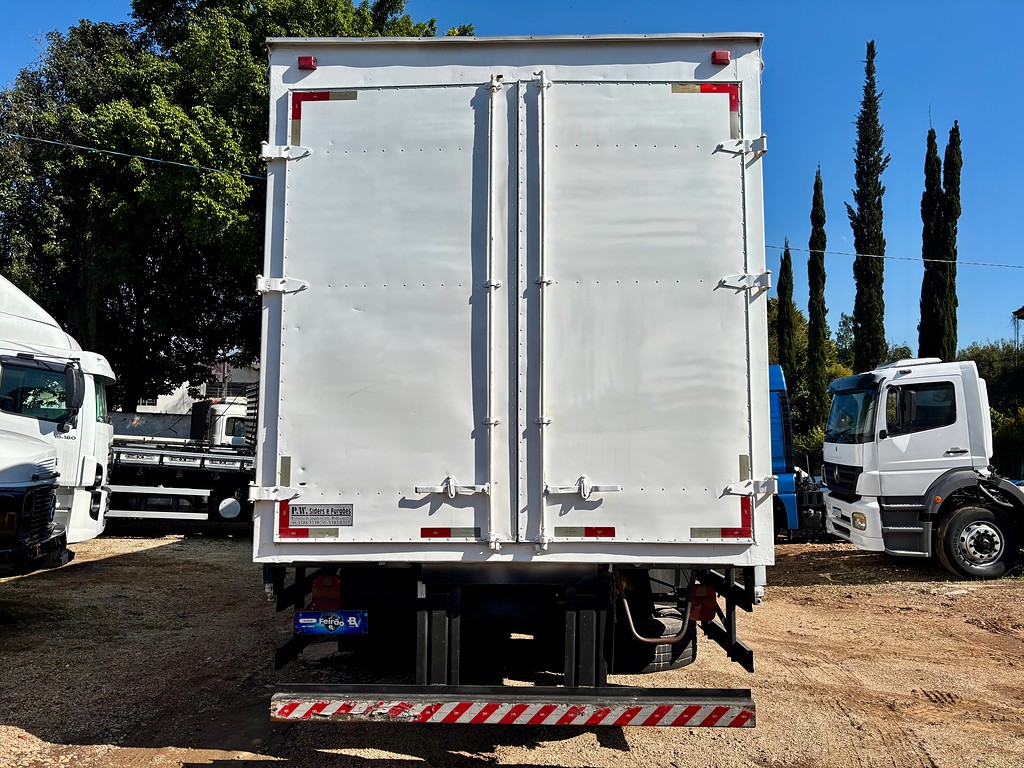 Caminhão VOLKSWAGEN VW 24250 Baú Sider ANO 2010 de Peregrino Caminhões no Paraná