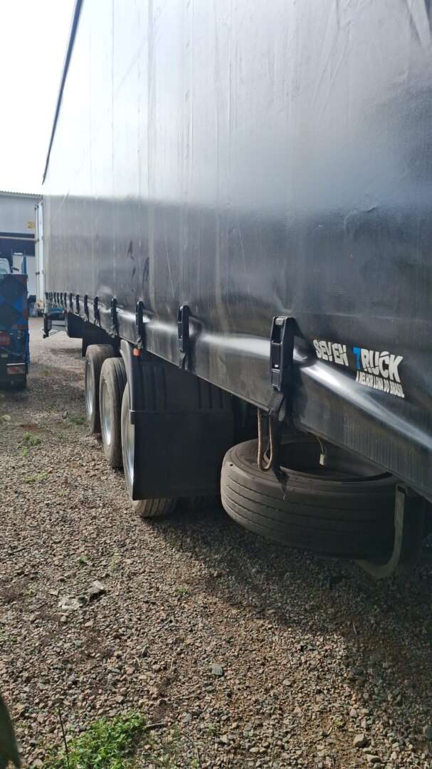 Carreta SEMI-REBOQUE BAU SIDER Facchini ANO 2009 3 Eixos de Pratic Sider no Paraná