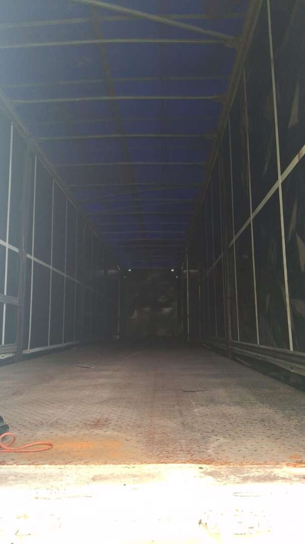 Carreta SEMI-REBOQUE BAU SIDER Facchini ANO 2009 3 Eixos de Pratic Sider no Paraná