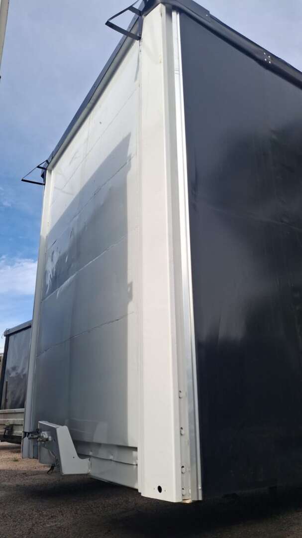 Carreta SEMI-REBOQUE BAU SIDER Facchini ANO 2009 3 Eixos de Pratic Sider no Paraná