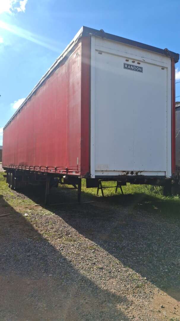 Carreta SEMI-REBOQUE BAU SIDER Randon ANO 2001 3 Eixos de Pratic Sider no Paraná