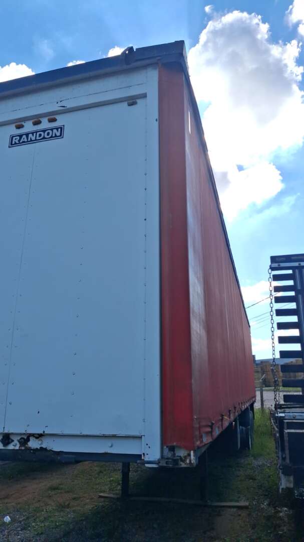Carreta SEMI-REBOQUE BAU SIDER Randon ANO 2001 3 Eixos de Pratic Sider no Paraná