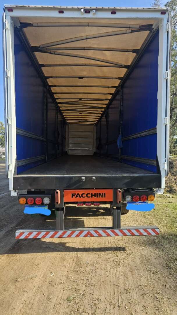 Carreta SEMI-REBOQUE BAU SIDER Facchini ANO 2009 3 Eixos de Pratic Sider no Paraná