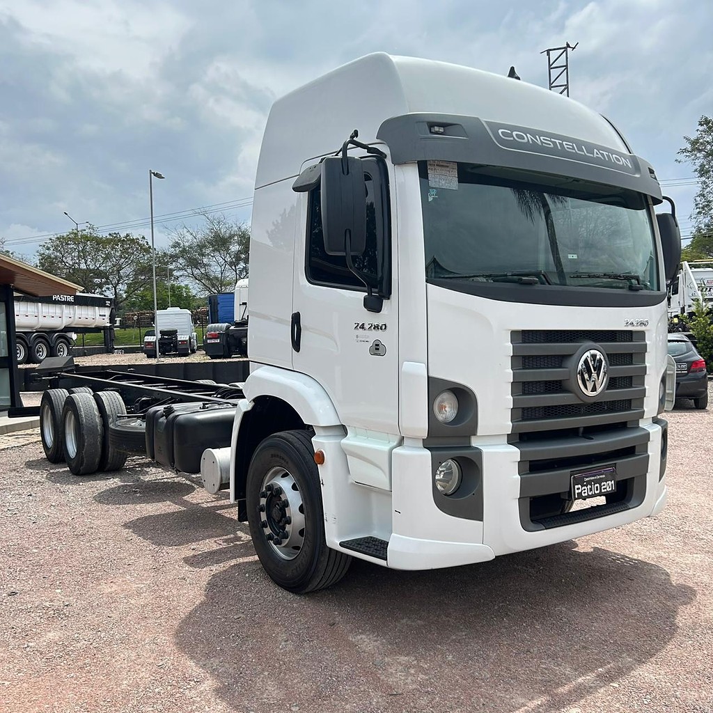 Caminhão VOLKSWAGEN VW 24280 Chassis ANO 2023 de Patio 201 Caminhoes e Carretas no Paraná