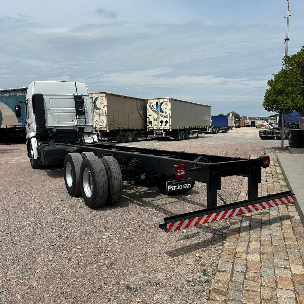 Caminhão VOLKSWAGEN VW 24280 Chassis ANO 2023 de Patio 201 Caminhoes e Carretas no Paraná