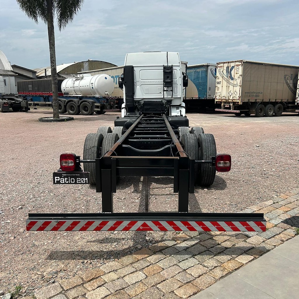 Caminhão VOLKSWAGEN VW 24280 Chassis ANO 2023 de Patio 201 Caminhoes e Carretas no Paraná