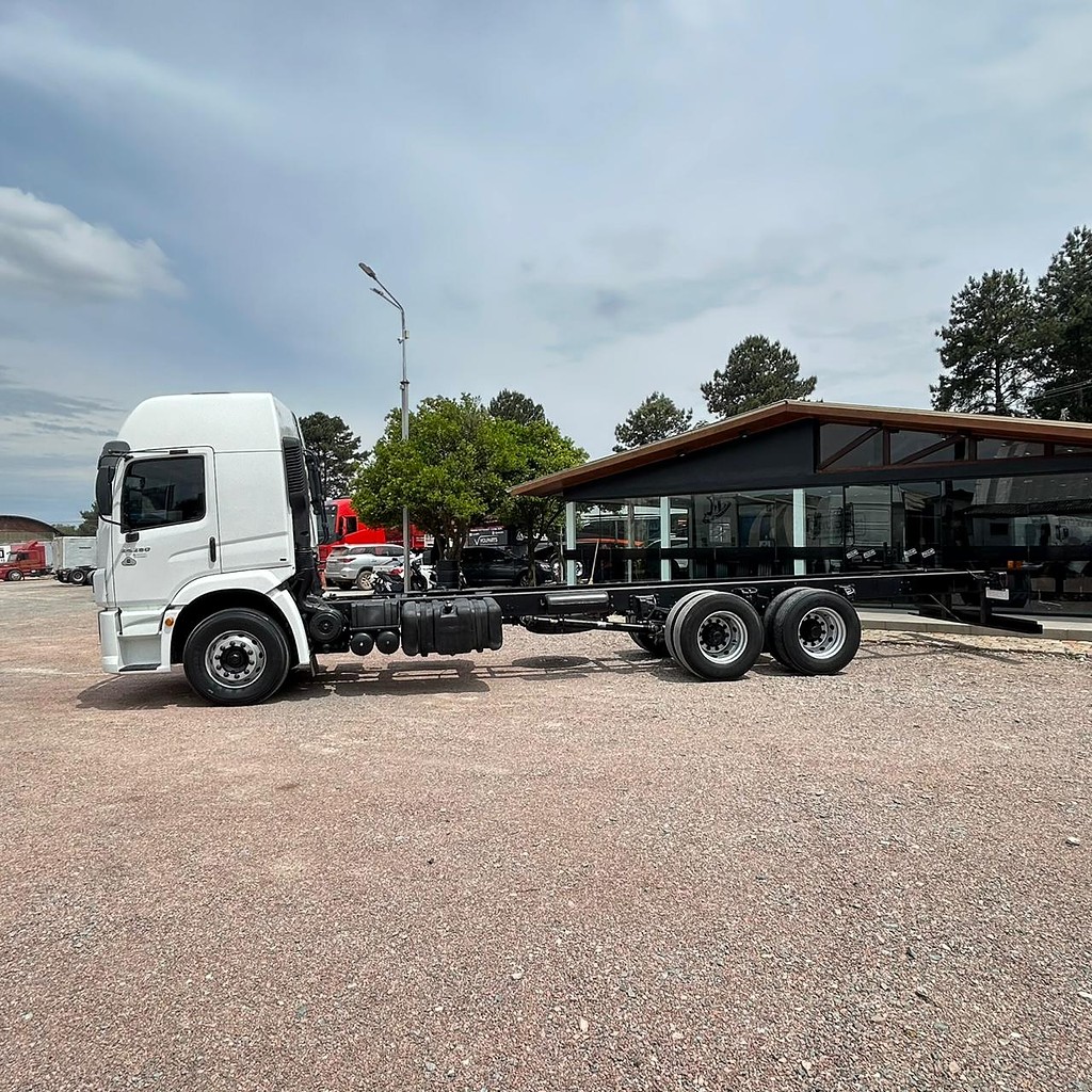 Caminhão VOLKSWAGEN VW 24280 Chassis ANO 2023 de Patio 201 Caminhoes e Carretas no Paraná