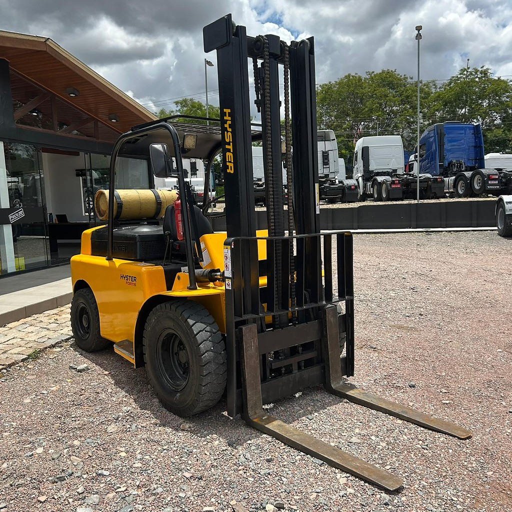 EMPILHADEIRA HYSTER H80.J ANO 1990 de Patio 201 Caminhoes e Carretas no Paraná