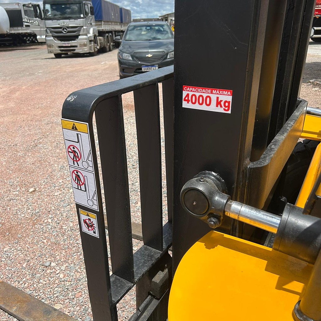 EMPILHADEIRA HYSTER H80.J ANO 1990 de Patio 201 Caminhoes e Carretas no Paraná