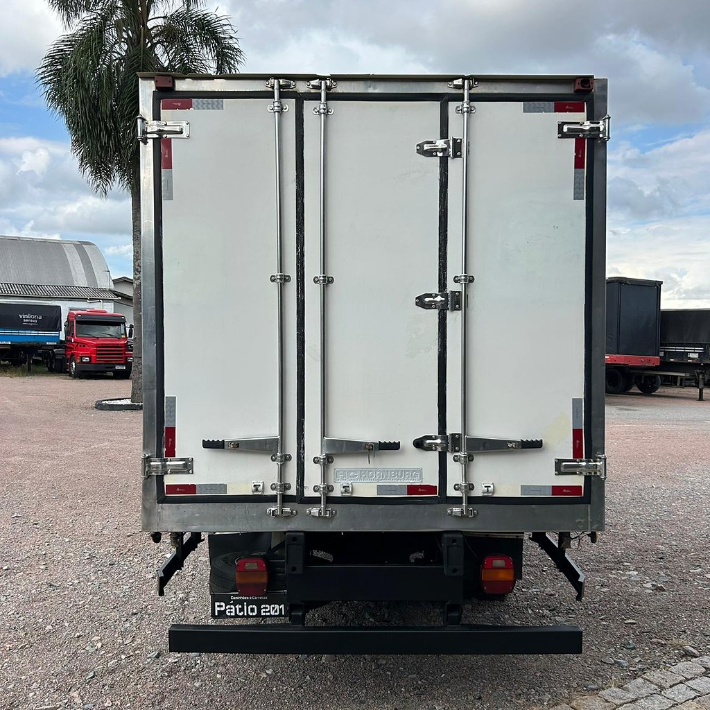 Caminhão FORD CARGO 816 Baú Frigorífico ANO 2013 de Patio 201 Caminhoes e Carretas no Paraná