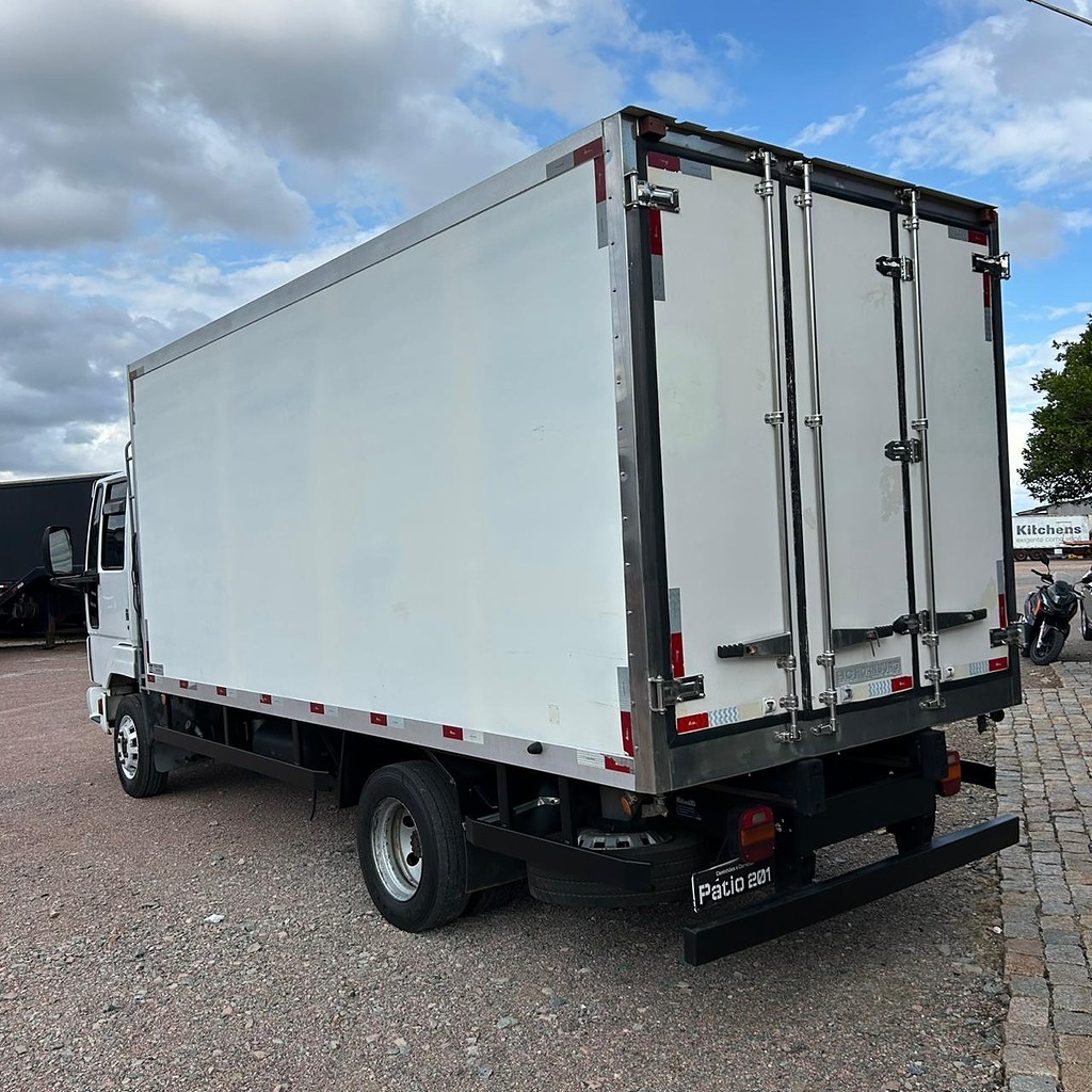 Caminhão FORD CARGO 816 Baú Frigorífico ANO 2013 de Patio 201 Caminhoes e Carretas no Paraná