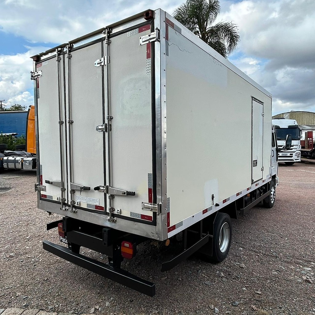 Caminhão FORD CARGO 816 Baú Frigorífico ANO 2013 de Patio 201 Caminhoes e Carretas no Paraná