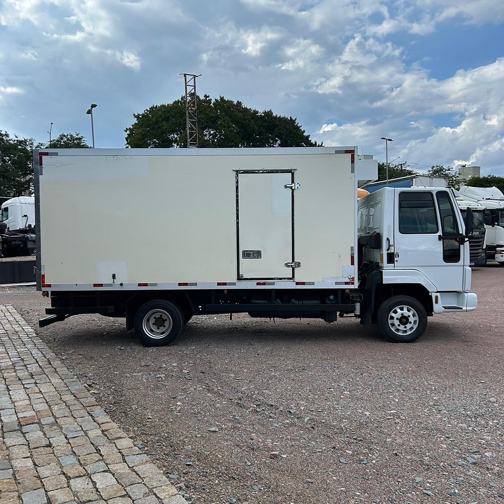 Caminhão FORD CARGO 816 Baú Frigorífico ANO 2013 de Patio 201 Caminhoes e Carretas no Paraná