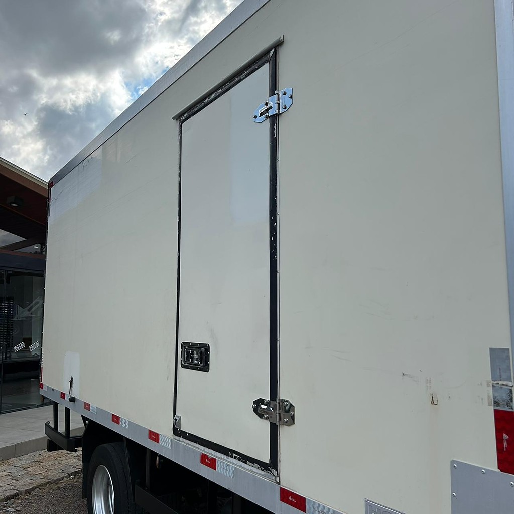 Caminhão FORD CARGO 816 Baú Frigorífico ANO 2013 de Patio 201 Caminhoes e Carretas no Paraná