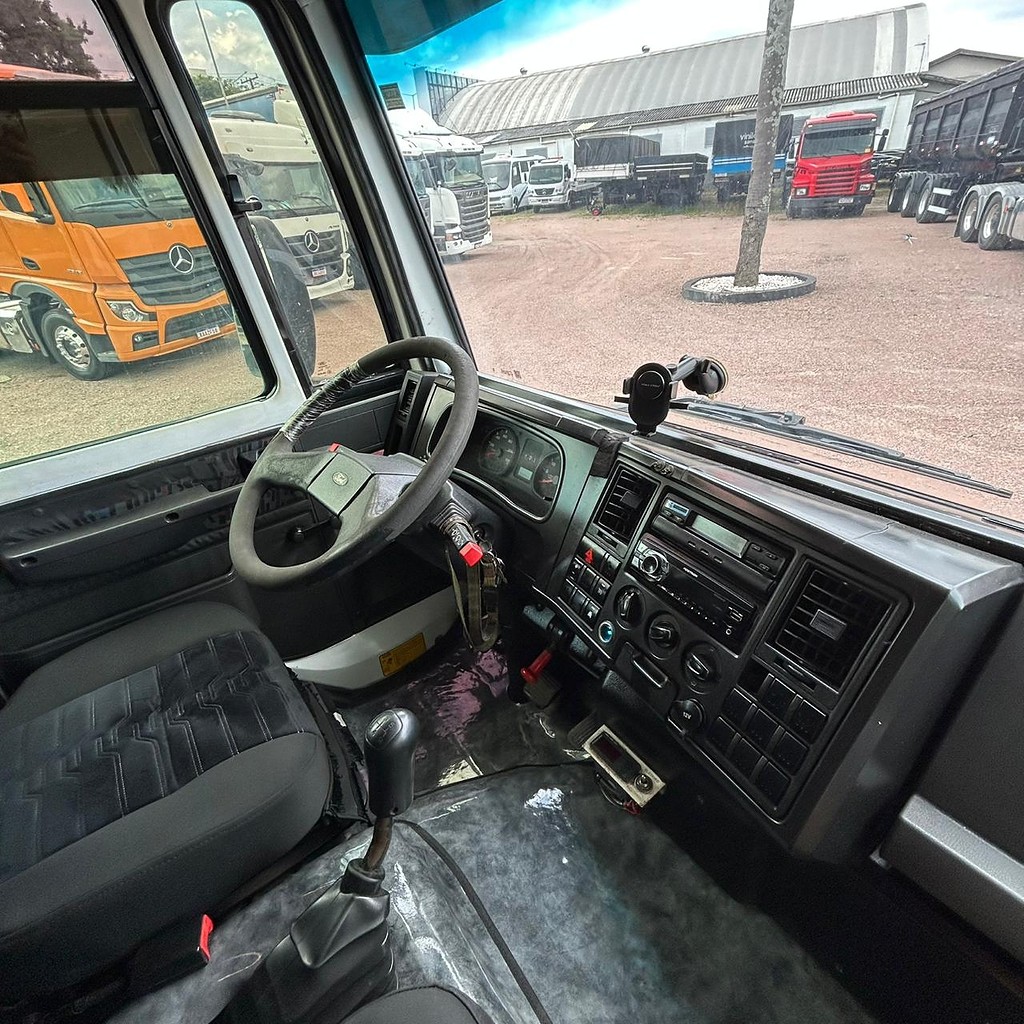 Caminhão FORD CARGO 816 Baú Frigorífico ANO 2013 de Patio 201 Caminhoes e Carretas no Paraná