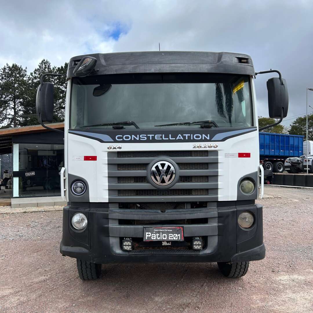 Caminhão VOLKSWAGEN VW 26280 Caçamba Basculante ANO 2013 de Patio 201 Caminhoes e Carretas no Paraná