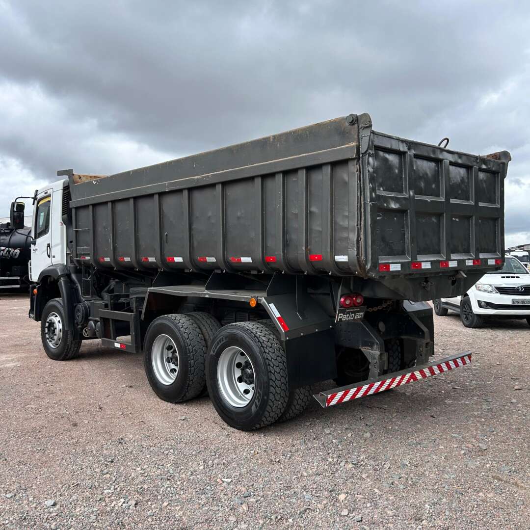 Caminhão VOLKSWAGEN VW 26280 Caçamba Basculante ANO 2013 de Patio 201 Caminhoes e Carretas no Paraná
