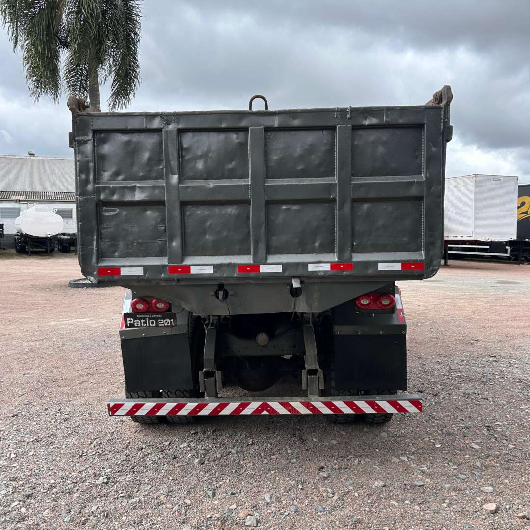 Caminhão VOLKSWAGEN VW 26280 Caçamba Basculante ANO 2013 de Patio 201 Caminhoes e Carretas no Paraná